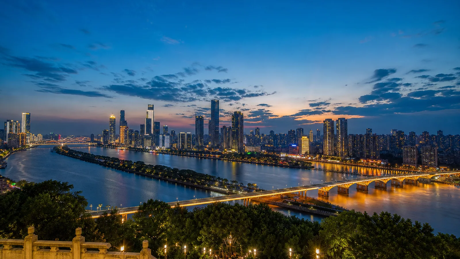 Share stinky tofu and messy crayfish after dark in Changsha