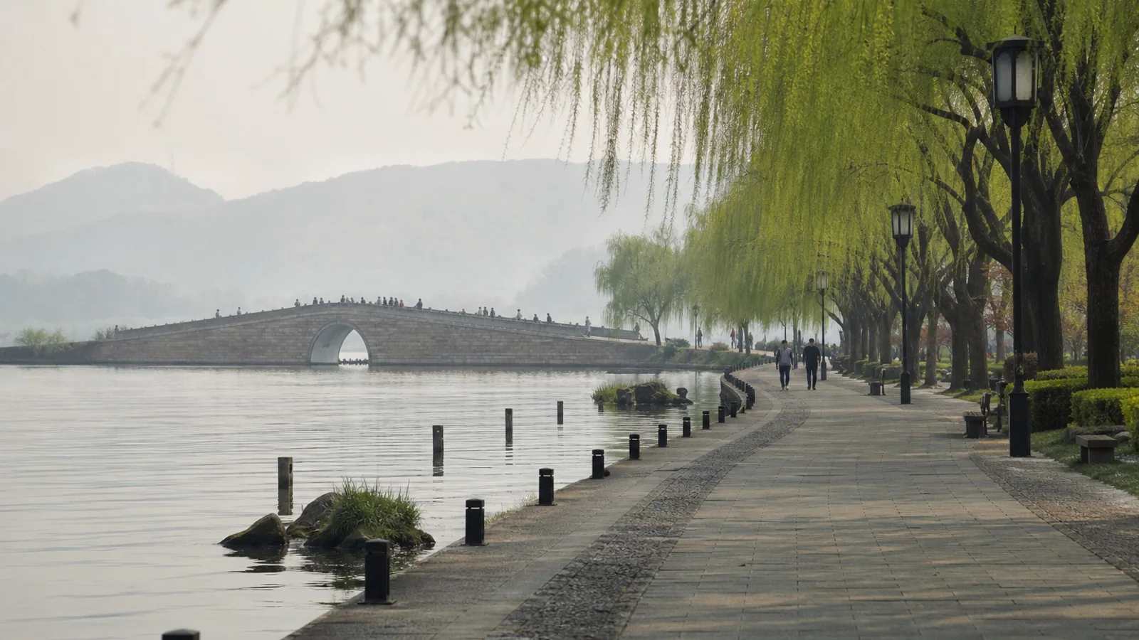 Lakeside wandering in Hangzhou
