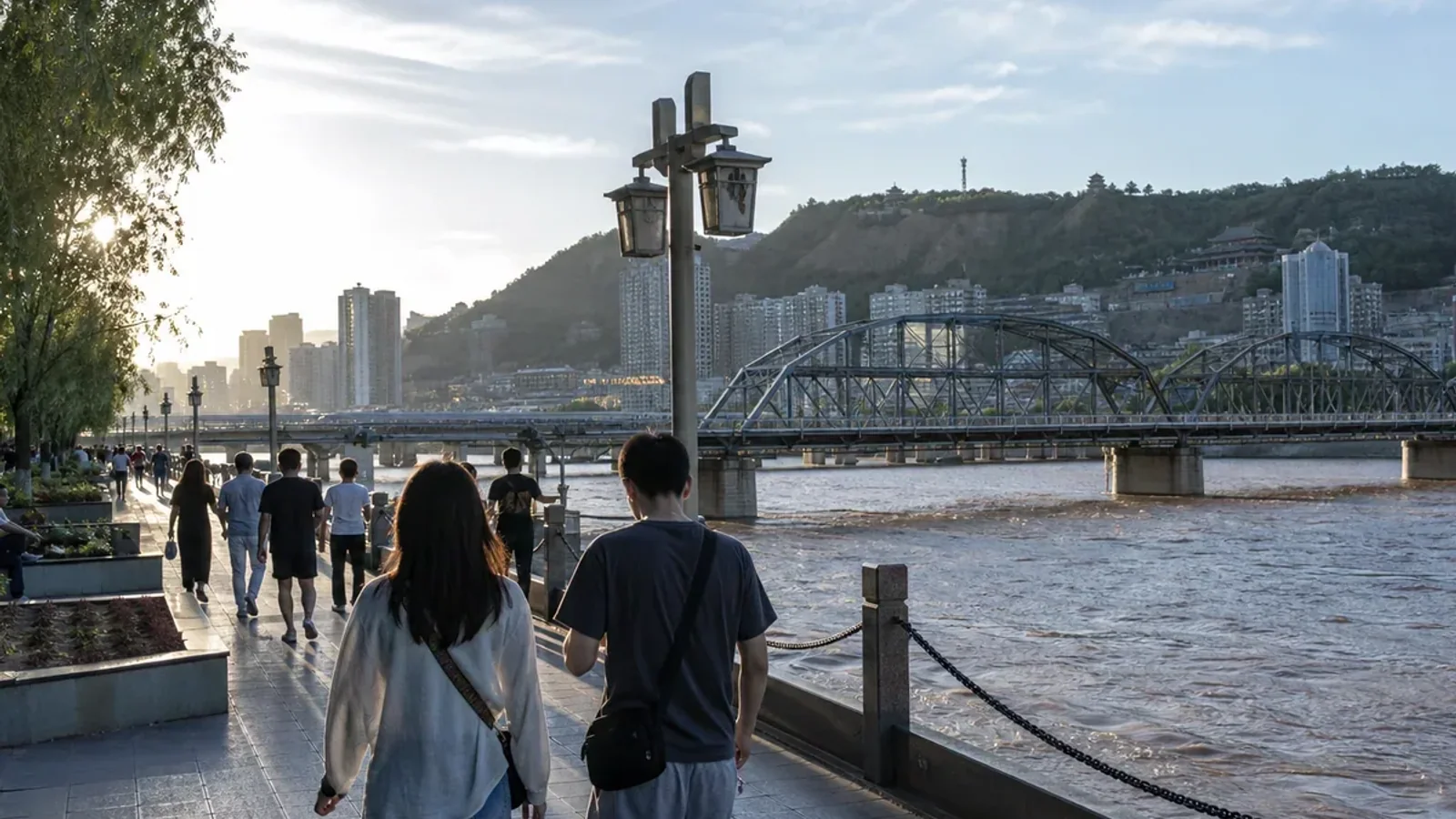 Yellow River path walks in Lanzhou
