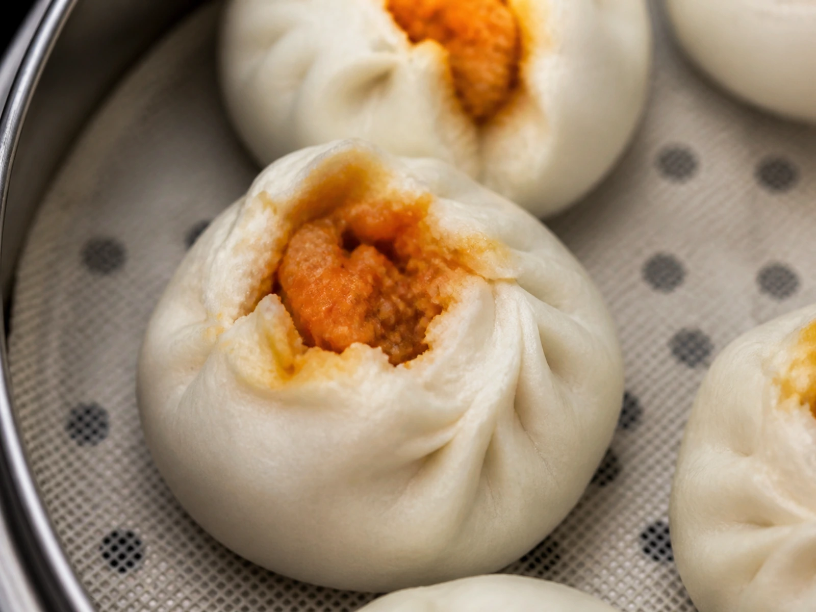 Crab roe buns in Nantong