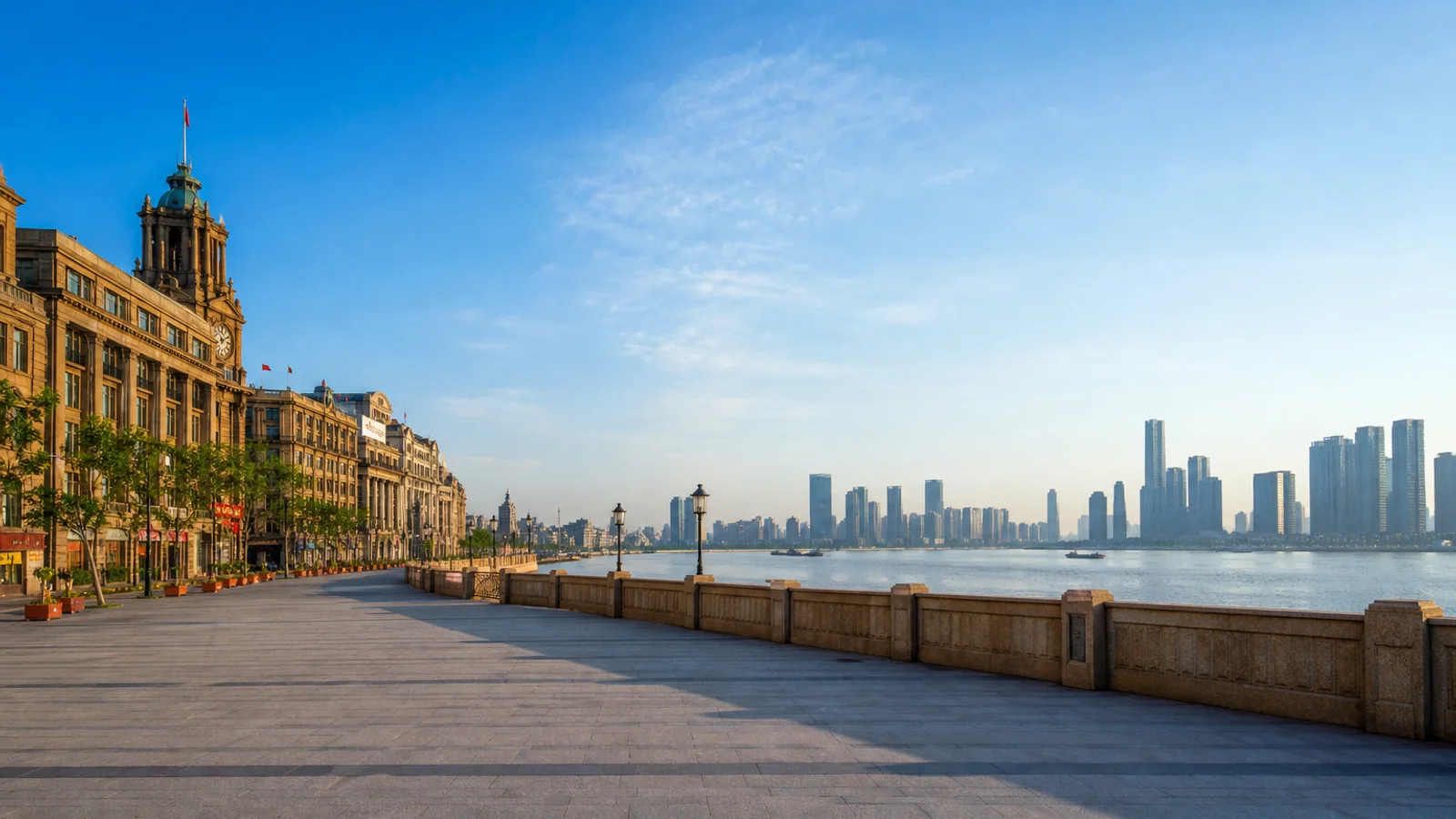 River-city mornings in Wuhan